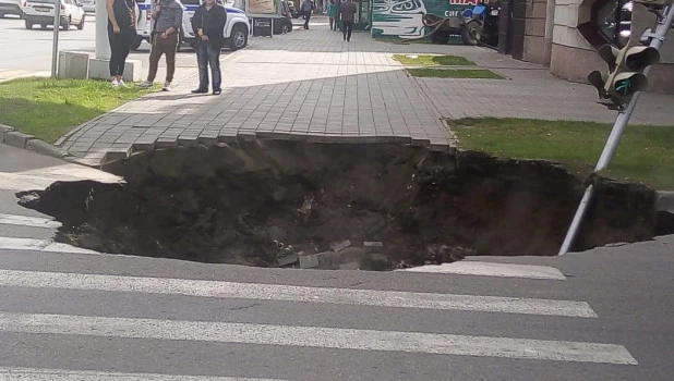 Провал на пешеходном переходе в Барнауле.