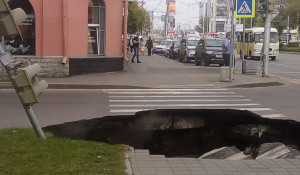 Провал на пешеходном переходе в Барнауле.