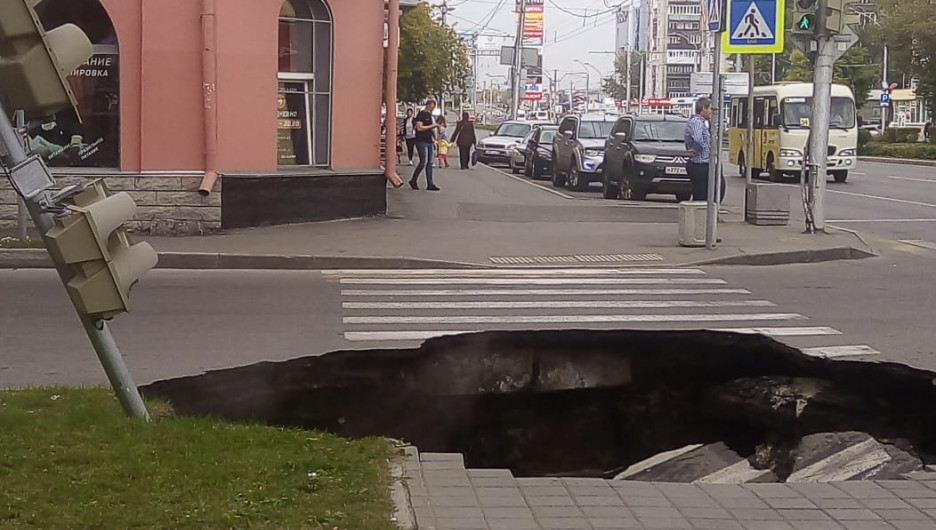 Провал на пешеходном переходе в Барнауле.