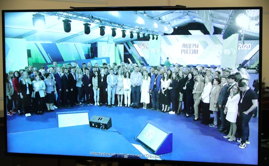Владимир Путин поздравляет лидеров России. Владимир Путин поздравляет лидеров России.