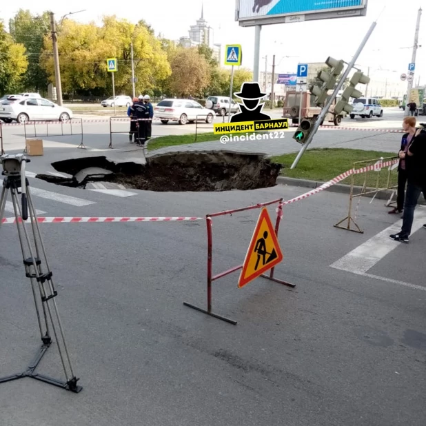 Провал на пешеходном переходе в Барнауле.