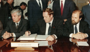 Спикер парламента Александр Суриков (крайний слева) и губернатор края Владимир Райфикешт (второй слева). Начало 1990-х.
