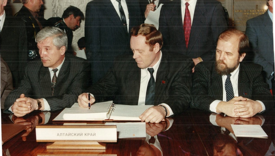 Спикер парламента Александр Суриков (крайний слева) и губернатор края Владимир Райфикешт (второй слева). Начало 1990-х.