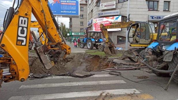 Провал на пешеходном переходе в Барнауле.