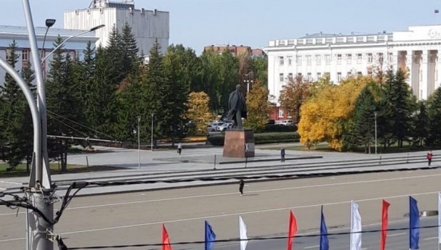 Матерное слово на памятнике Ленину.