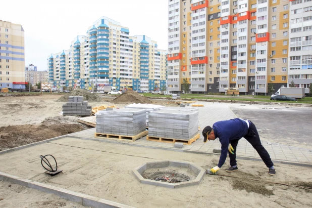 Благоустройство сквера на улице Сергея Ускова.