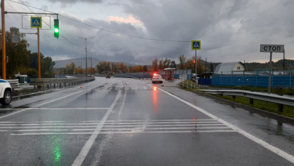 Водитель сбил пенсионерку на Алтае и скрылся с места аварии