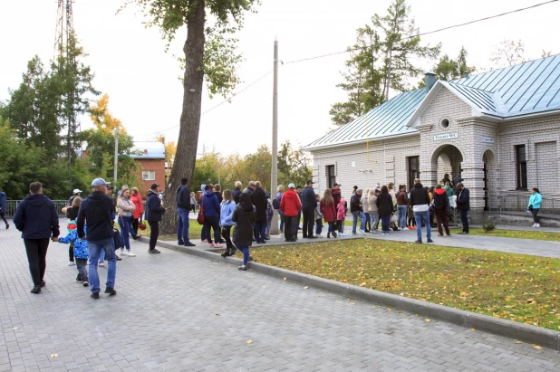 Авиашоу пилотажной группы «Стрижи» в Барнауле. 