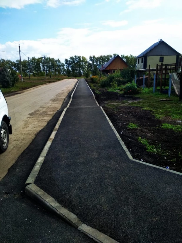 Тротуар и освещение сделали в пригороде Барнаула.