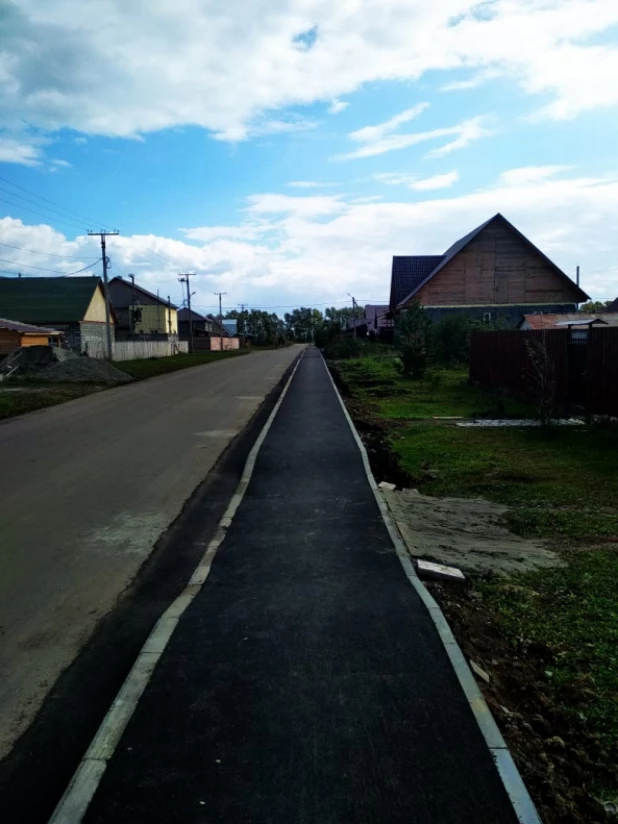 Тротуар и освещение сделали в пригороде Барнаула.