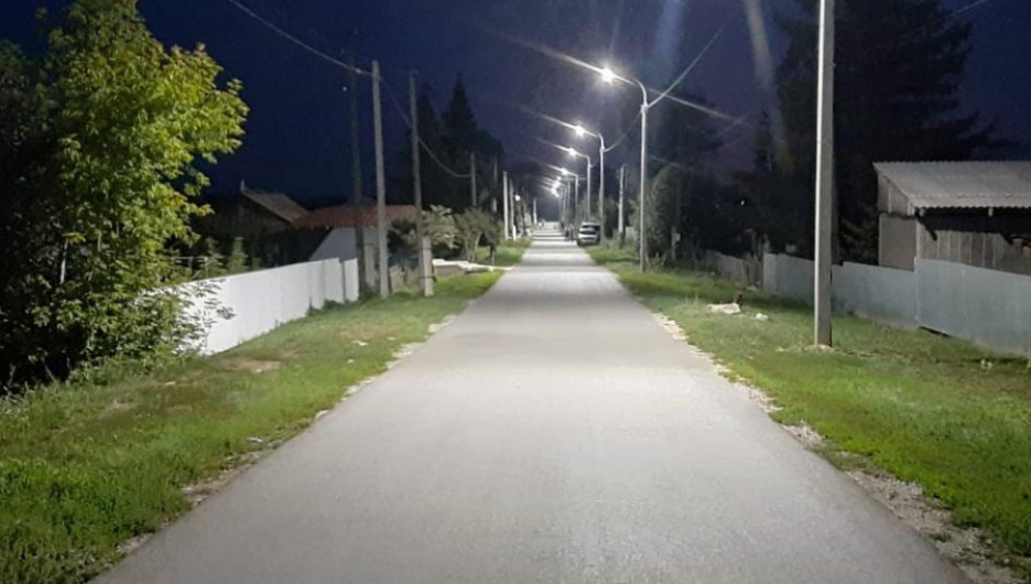 В пригороде Барнаула сделали не только тротуар, но и наладили освещение