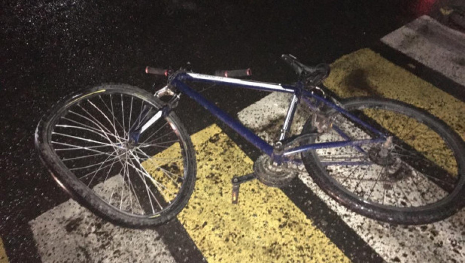 Появилось видео, как безбашенного велосипедиста в Бийске сбил автомобиль