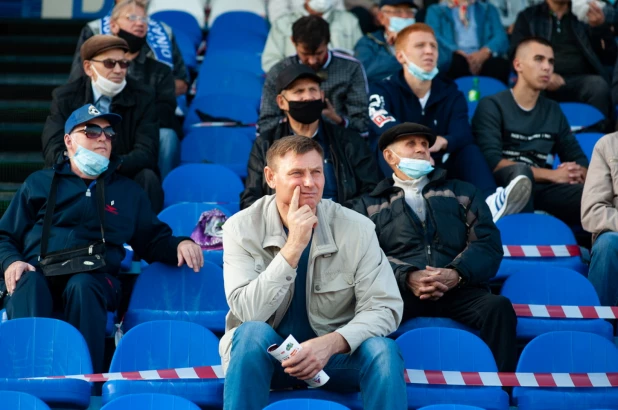 Футболисты "Динамо-Барнаул" провели свое первый матч в новом сезоне при зрителях. 