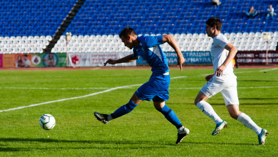 Футболисты "Динамо-Барнаул" провели свое первый матч в новом сезоне при зрителях. 