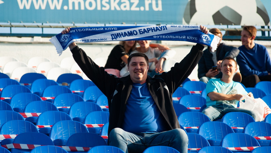 Футболисты "Динамо-Барнаул" провели свое первый матч в новом сезоне при зрителях. 