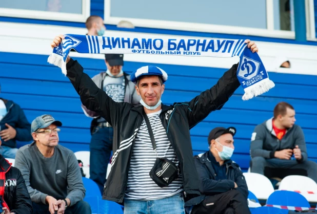 Футболисты "Динамо-Барнаул" провели свое первый матч в новом сезоне при зрителях. 