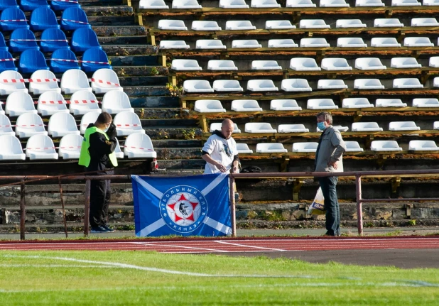 Футболисты "Динамо-Барнаул" провели свое первый матч в новом сезоне при зрителях. 