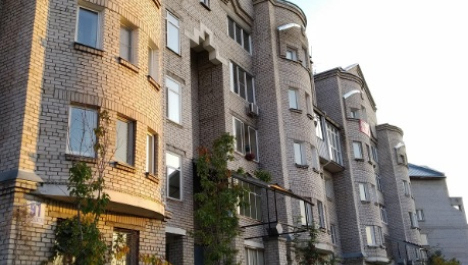 В Барнауле всего за 10 млн руб. продается огромная квартира с деревянной баней на лоджии