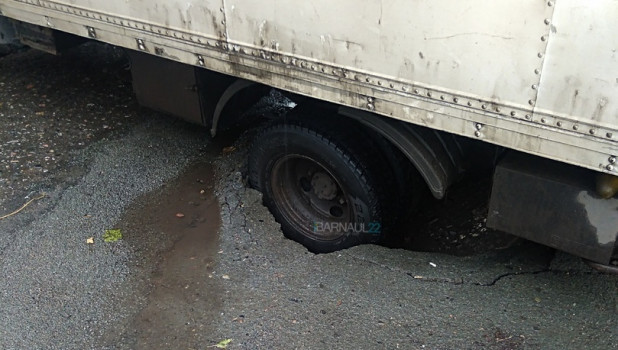 Под грузовиком в Барнауле рухнул асфальт.