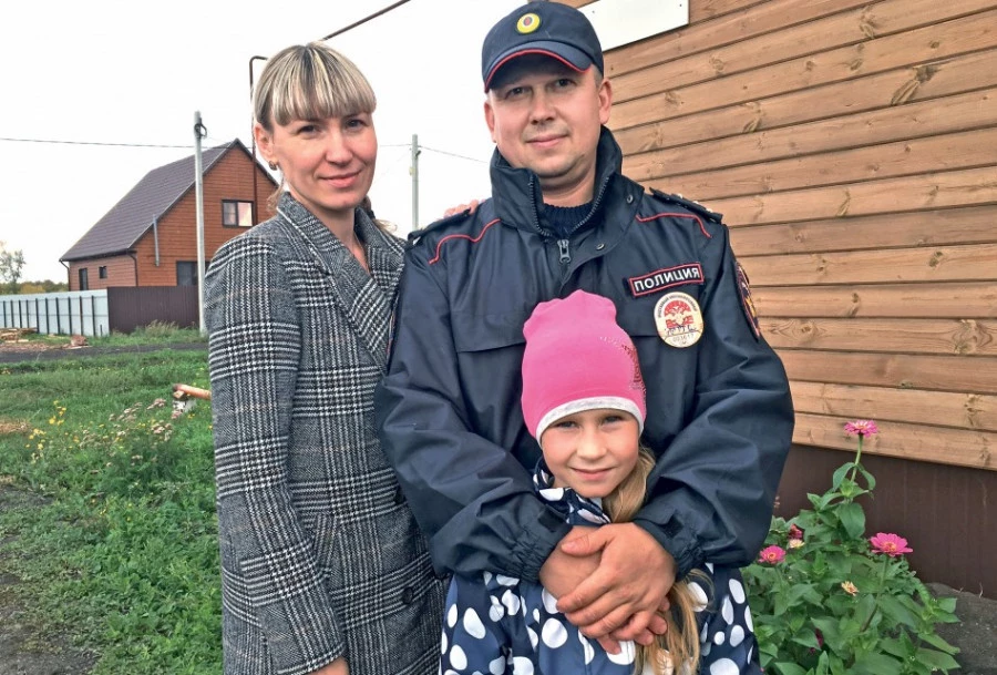 Омский полицейский с семьей.