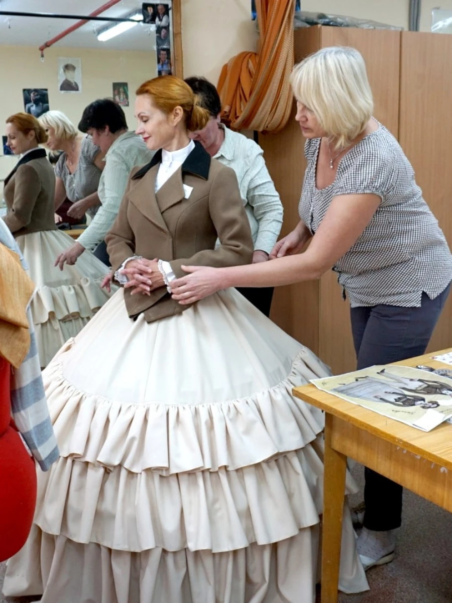 Примерка костюма для спектакля &quot;Ревизор&quot;. Актриса Лариса Черникова играет жену Луки Лукича Хлопова