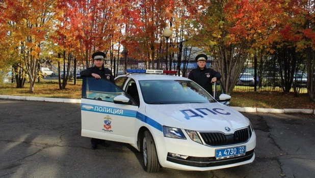 Инспекторы ДПС спасли людей из пожара в Барнауле.