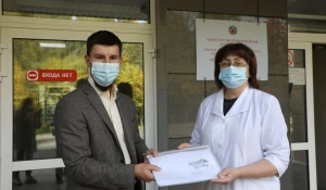 Алтай-Кокс и фонд «Милосердие» передали медикаменты и оборудование краевым медикам.