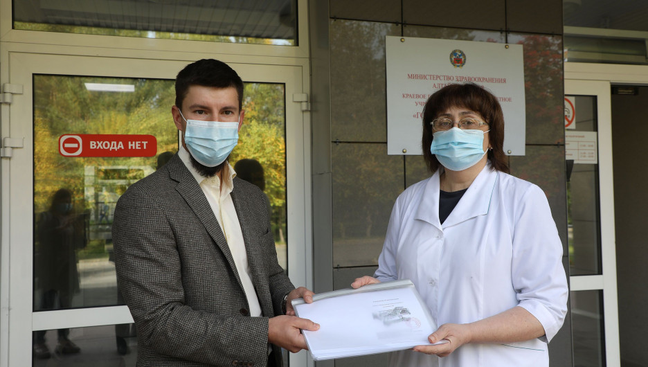Алтай-Кокс и фонд «Милосердие» передали медикаменты и оборудование краевым медикам.