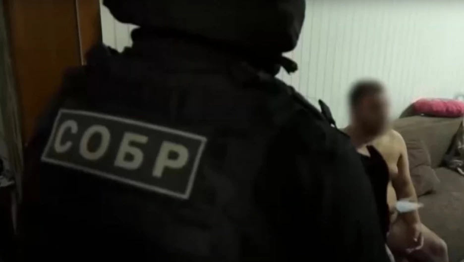 В Барнауле СОБР уложил лицами в пол участников банды перегонщиков внедорожников