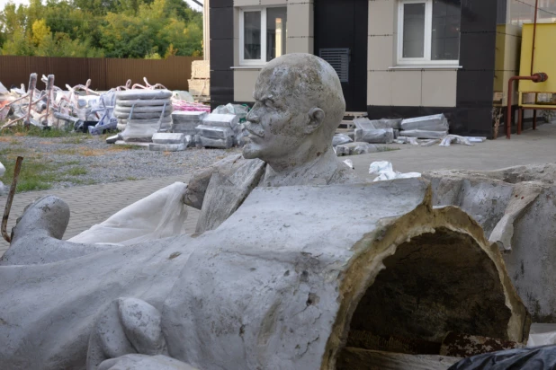 Демонтированный памятник Ленину в Белгороде.