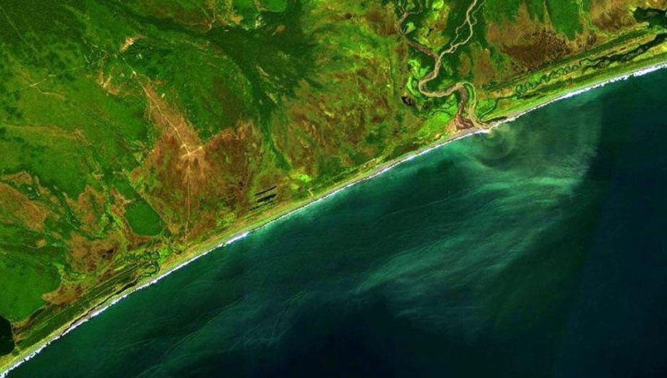 Загрязненный участок океана на Камчатке.