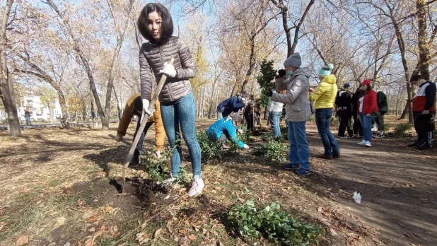 На субботник в парк "Изумрудный" пришли неравнодушные жители Барнаула.