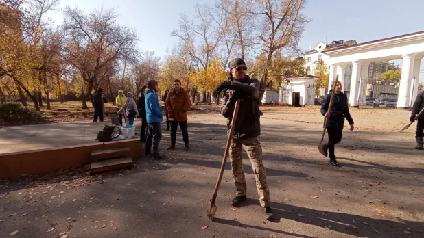 На субботник в парк "Изумрудный" пришли неравнодушные жители Барнаула.