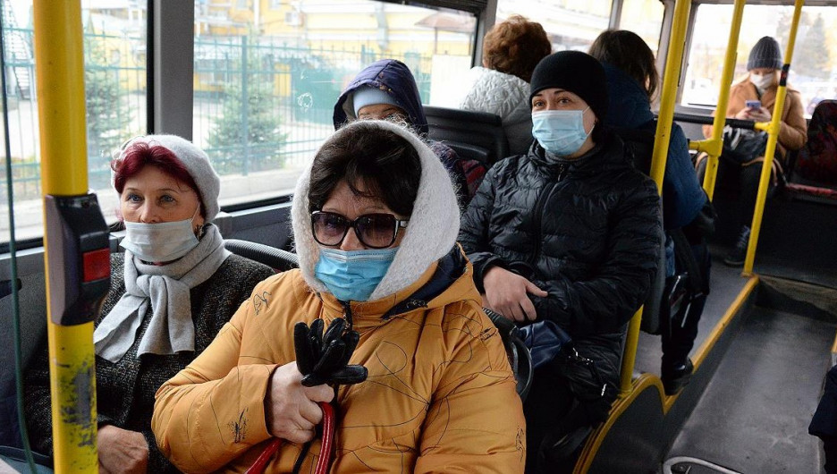 В алтайском городе троллейбус целый час стоял из-за отказа пассажира надеть маску