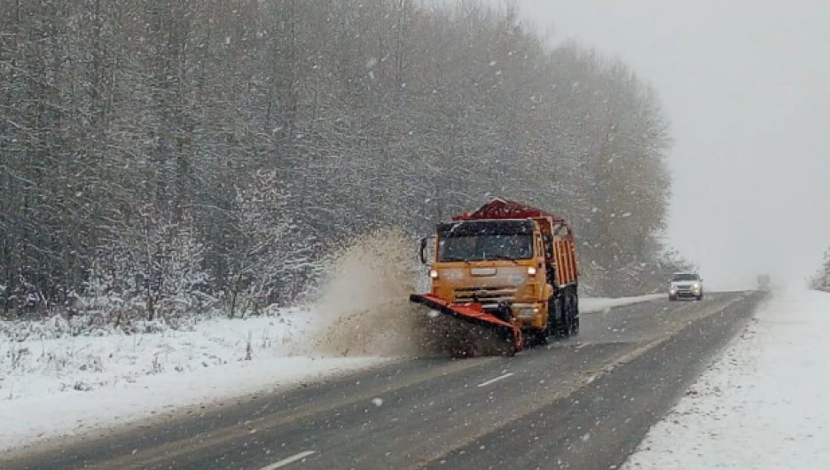 Дорожники расчистили заметенную октябрьским снегом алтайскую трассу