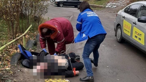 Мужчина скончался на улице в Барнауле.