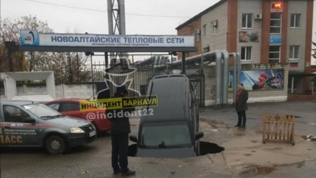 Дорожный провал в Новоалтайске. 