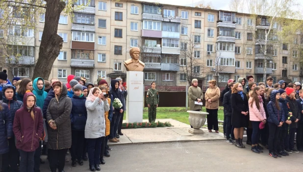 12 школ Алтайского края получили имена героев в рамках проекта ОНФ.