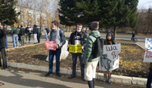 Пикет против повышения цен на проезд в Барнауле.