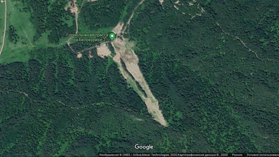 Светлая полоса трассы (слева) - участок, фигурирующий в уголовном деле чиновников управления лесного хозяйства.