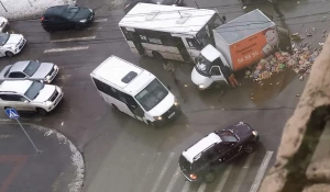 Автобус врезался в "газельку" с конфетами и газировкой.