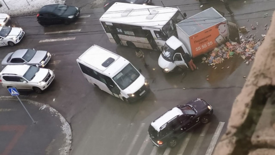 Автобус врезался в "газельку" с лимонадом в центре Барнаула. Шипучку раскидало по дороге