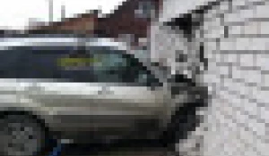 Автомобиль пробил строение в Новоалтайске. 