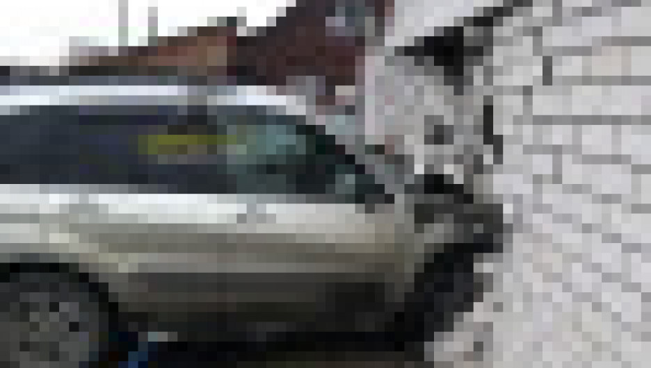 "Хозяину надо призадуматься": автомобиль пробил стену огромного коттеджа на Алтае 
