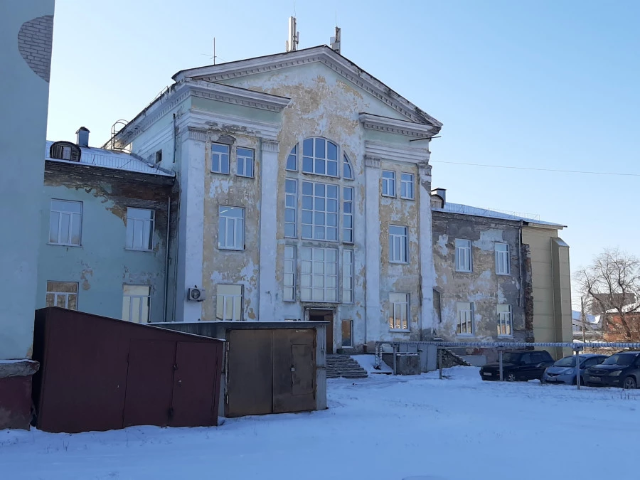 Дворец творчества на ул. Пионеров, 2 в ожидании реставрации (ноябрь 2020 года).