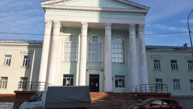 Дворец творчества на ул. Пионеров, 2 в ожидании реставрации (ноябрь 2020 года).