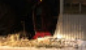 Красный автомобиль протаранил забор и врезался в жилой дом.