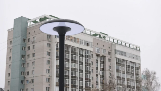 В барнаульском парке «Изумрудный» появились новые стильные фонари.