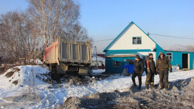 КамАЗ врезался в сарай в Змеиногорске.