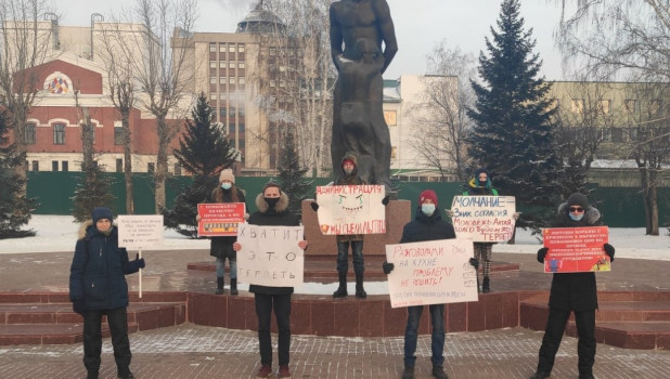 Пикеты против повышения цен на проезд в Барнауле. 